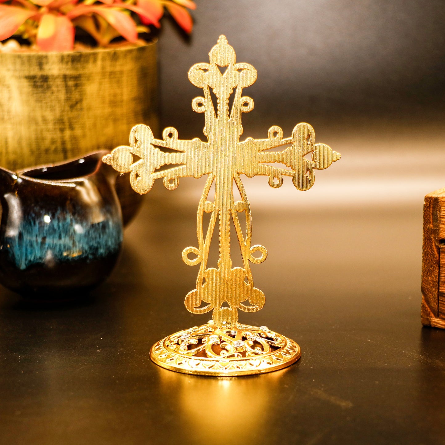 1pc Exquisite Diamond-Studded Gold-Plated Zinc Alloy Cross - A Stunning Symbol of Faith, Perfect for Christmas Or Any Occasion.